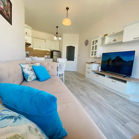 1bd Ap In La Complex Private And Pool