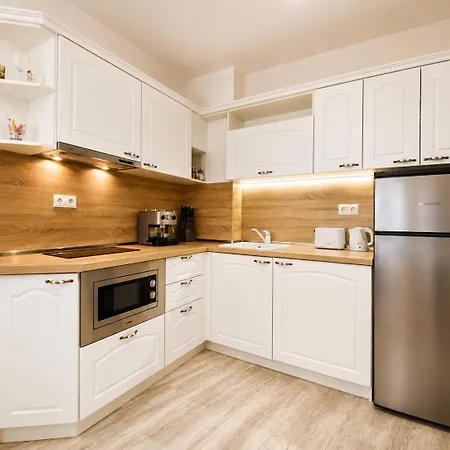 1bd Ap In La Complex Private And Pool